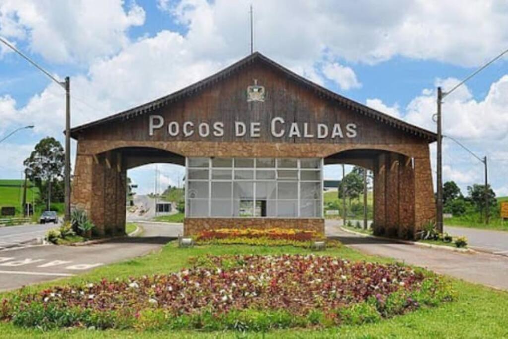 Apto Com 3 Quartos,1 Vaga Garagem E Quintal *